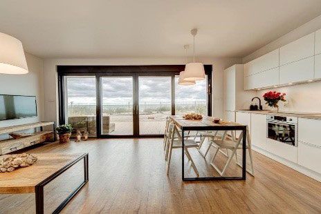 Seminarraum Indoor mit Strandzugang und großer Außenterasse.